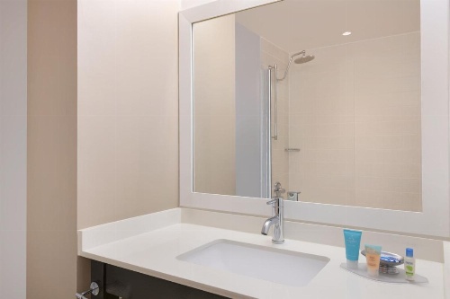 Courtyard by Marriott New York JFK Airport image 6